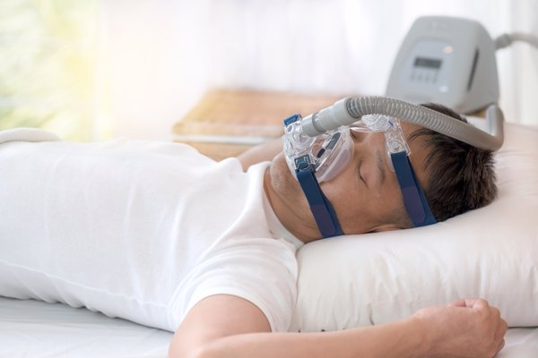 Investigadores desarrollan un dispositivo oral que puede ayudar a quienes sufren de apnea del sueño a dormir mejor