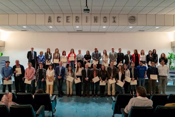 Acerinox Europa entrega 40 becas a los hijos de sus empleados