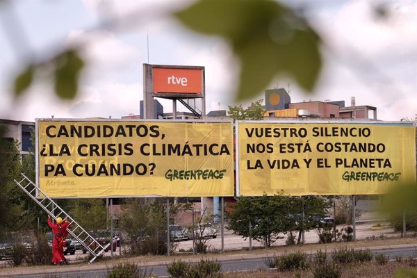 Greenpeace cuelga una pancarta en RTVE para pedir a los partidos que debatan sobre la crisis climática