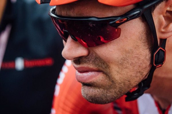 Dumoulin abandona el Giro por el dolor de rodilla de la caída en la cuarta etapa