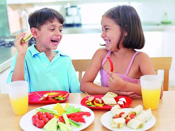 El consumo diario de zumos procesados y 'snacks' salados en la merienda pueden poner en riesgo la salud de los niños
