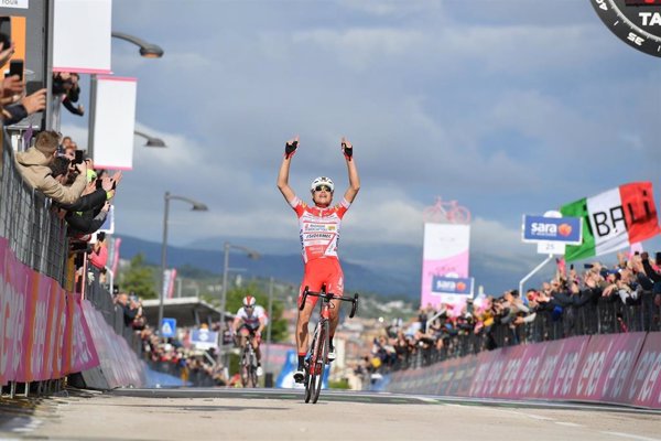 Masnada gana la etapa y Conti la 'maglia rosa' desde la escapada