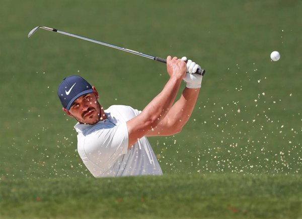 El estadounidense Koepka mantiene su amplia ventaja y roza la victoria en el Campeonato de la PGA