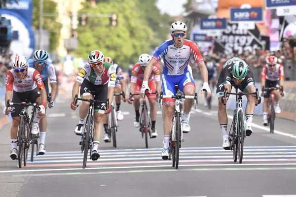 Démare (FDJ) gana el esprint del Giro en Módena tras una fea caída que anuló a varios rivales