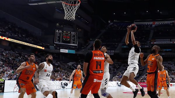 (Crónica) El Real Madrid olvida la Final Four ante Valencia Basket y defiende su liderato