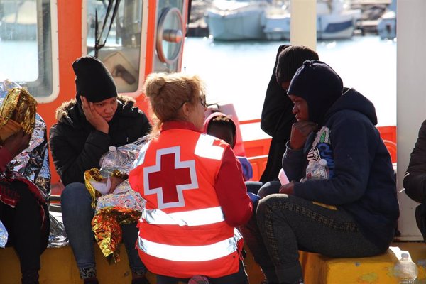 Trasladan a Algeciras (Cádiz) a seis inmigrantes interceptados a bordo de dos pateras