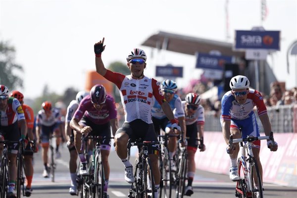 Ewan hace doblete en el Giro al imponerse a los 'gigantes' en una etapa tranquila
