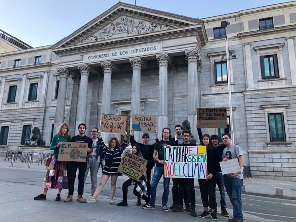 Un grupo de jóvenes de 'Fridays for Future' dormirá frente al Congreso para exigir medidas contra el cambio climático