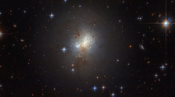 Hubble observa la presencia de una galaxia enana estelar con un 