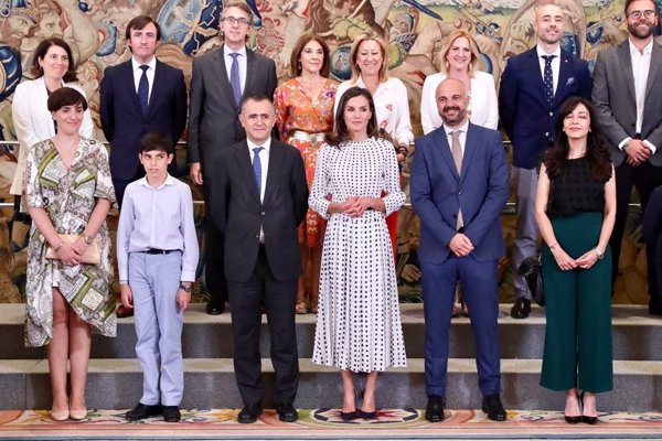 La Reina Letizia recibe a los premiados 'Buenos días Javi y Mar, por un mundo mejor' de Cadena 100