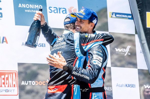 Dani Sordo celebra su segunda victoria en el Rally de Italia-Cerdeña