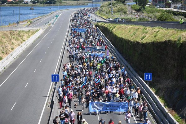 Miles de personas marchan en Pontevedra y Marín para exigir que Ence abandone la ría