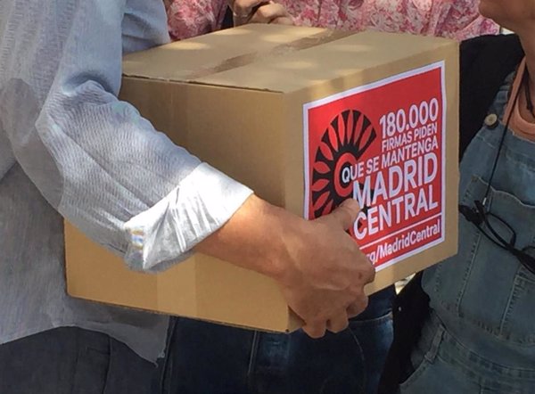 Partidarios de Madrid Central presentan 153.000 firmas contra la 