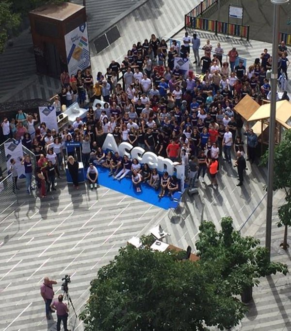 Recrean en una plaza de Madrid el proceso por el que pasan los refugiados para pedir asilo en España