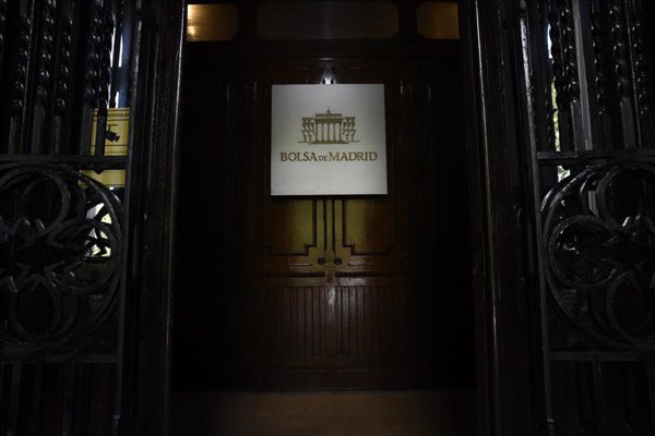 La banca desinfla al Ibex 35 y cierra con un descenso del 0,25%, al filo de los 9.200 puntos