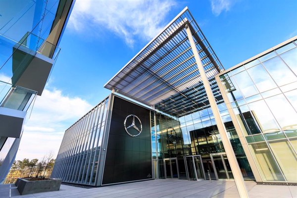 Daimler se deja un 3,76% en Bolsa tras anunciar su tercer 'profit warning' en un año
