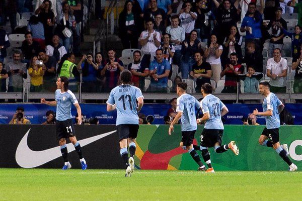 Uruguay tumba a Chile y se cita con Perú en cuartos de la Copa América