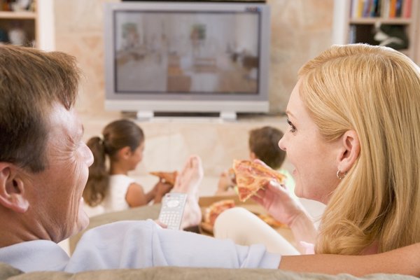 El riesgo cardiaco aumenta al sentarse frente al televisor, no en el trabajo, según un estudio