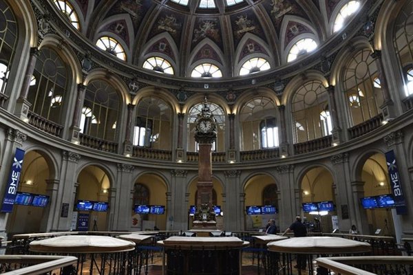 El Ibex 35 cierra con descenso del 0,12% presionado por las acereras
