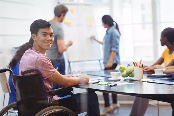 Siete de cada diez personas con discapacidad creen que las nuevas tecnologías facilitan su inclusión laboral