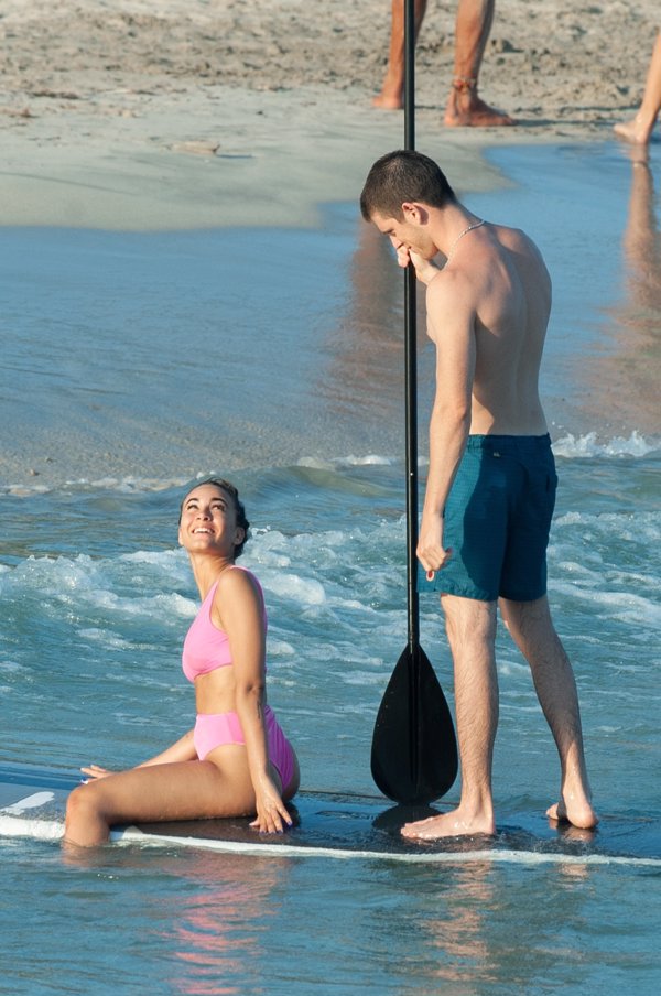 Aitana Ocaña y Miguel Bernardeau presumen de amor en un día de playa