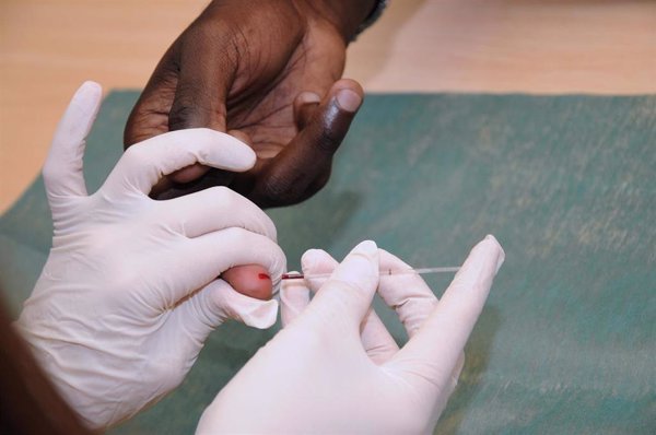 MSF alerta de que el descenso del número anual de muertes relacionadas con el sida está estancado desde 2014
