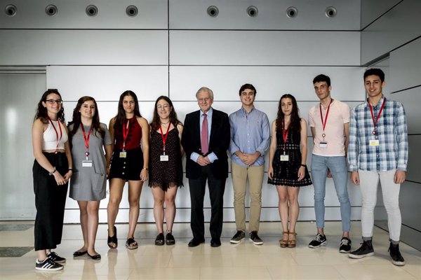 Ocho alumnos con una media de 10 en bachillerato reciben la beca del Programa Acércate de CNIC