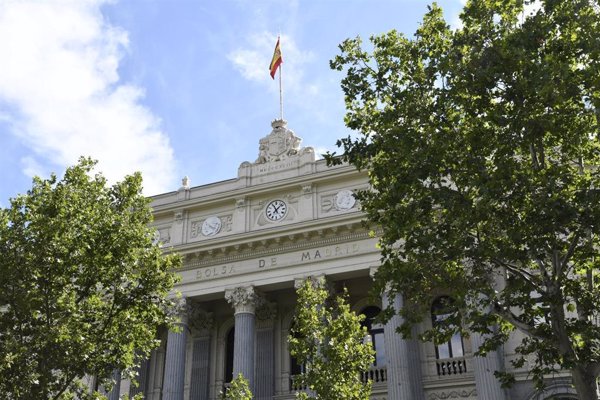 El Ibex 35 rompe con cuatro sesiones al alza y pierde los 9.300 puntos, con una caída del 0,99%