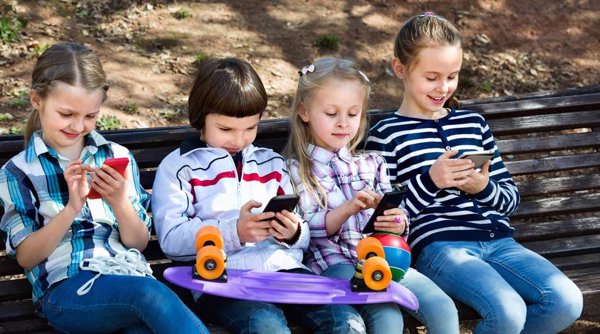 El 62% de madres limita en tiempo el uso de la tecnología a sus hijos sin tener en cuenta el contenido, según un estudio