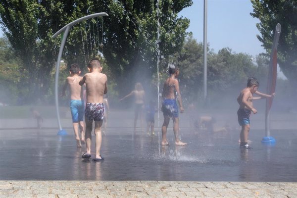 Las altas temperaturas vuelven a poner este domingo a media España en riesgo de calor