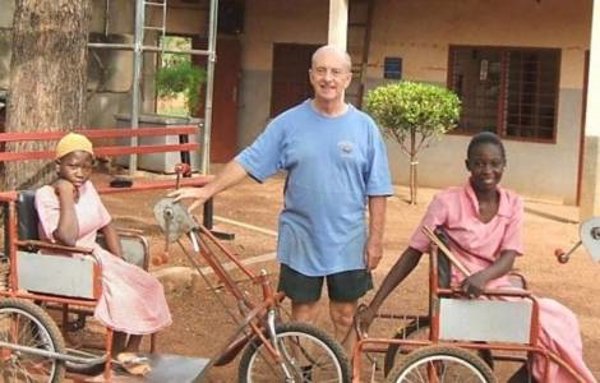 Un misionero fabrica 1.200 triciclos para las personas con discapacidad en Ghana