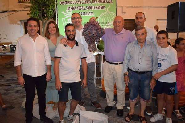 Los Palacios Y Villafranca (Sevilla) bate un 'Guinness World Récords' con un racimo de uvas de más de 10 kilos