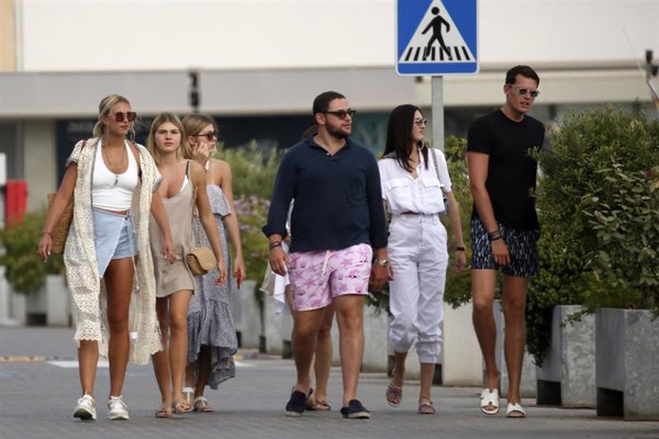 Victoria y Cristina, hijas de Julio Iglesias y Miranda, días de relax en Ibiza