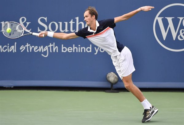 El enrachado Medvedev elimina a Djokovic en semifinales