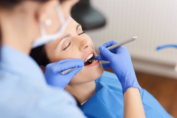 El blanqueamiento dental debe estar supervisado por un dentista para descartar patologías, según un experto