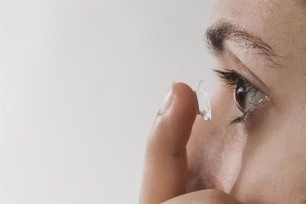 El agua de la piscina y la mala higiene, principales causas de infecciones oculares por lentillas, según un experto
