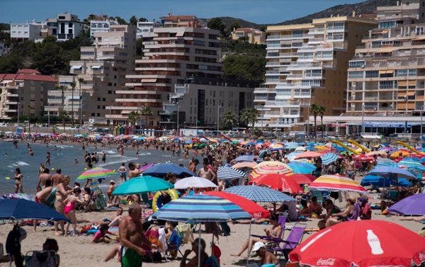 Un chalet en la playa de unos 120 metros cuadrados, la vivienda ideal para los españoles, según Casaktua