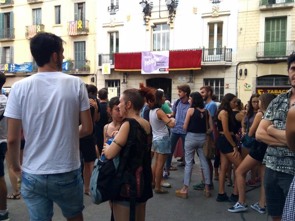 Centenares de personas protestan en Gràcia (Barcelona) contra la presunta violación tras las fiestas