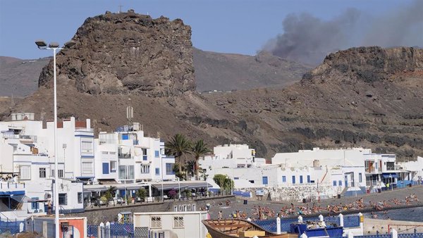 El Gobierno envía 12 medios aéreos más y especialistas en labores de extinción al incendio de Gran Canaria
