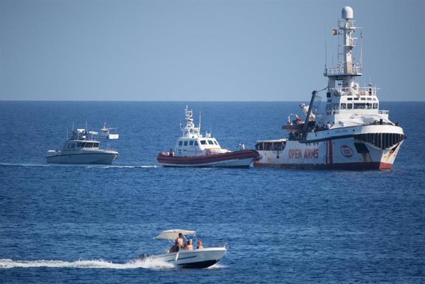 El Open Arms podría enfrentarse a una multa de hasta 901.000 euros por haber retomado los rescates en el Mediterráneo