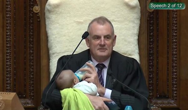 El presidente del Parlamento neozelandés cuida al hijo de un diputado durante un pleno