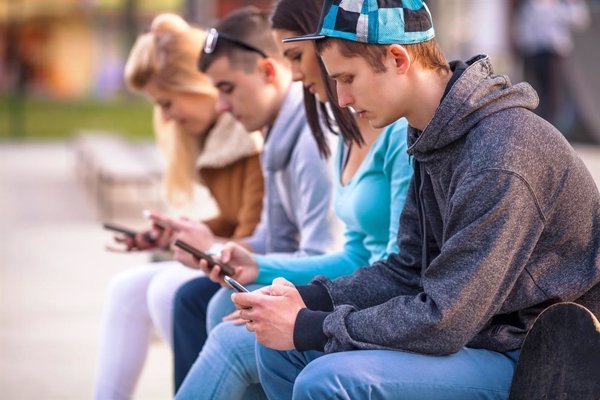 Un 46% de menores recibió mensajes de contenido sexual a través de su móvil en los últimos dos años, según un estudio