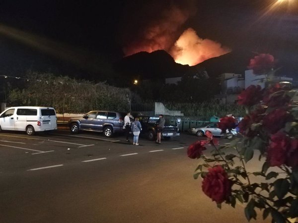 Efectivos terrestres continúan trabajando en la extinción del fuego de Gran Canaria en zonas quemadas