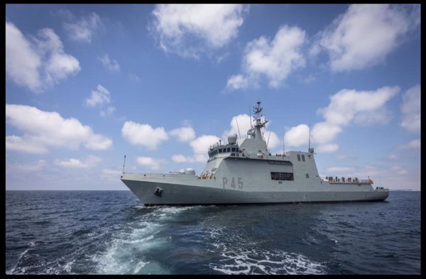 El buque Audaz fondea frente a la costa de Lampedusa y el Gobierno está a la espera de 