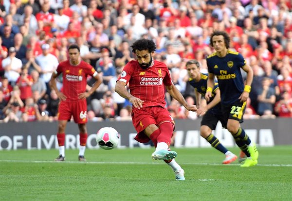 (Crónica) El Liverpool golea al Arsenal y el United cae en el descuento