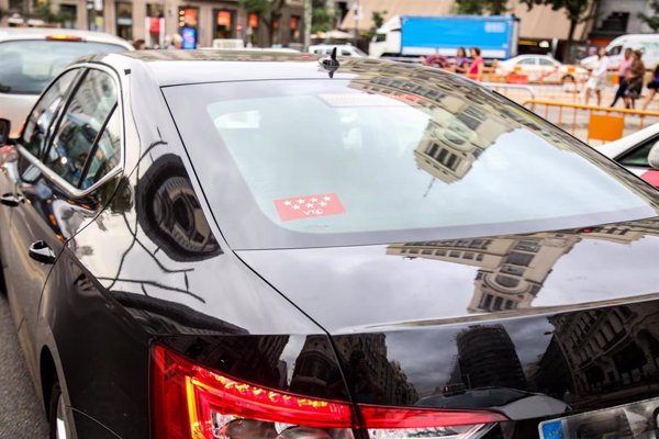 Los coches de firmas como Uber y Cabify se frenan en Madrid y repuntan en Barcelona