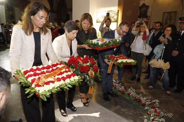 Cunillera, Budó y Costa hacen juntos una ofrenda en la tumba de Casanova