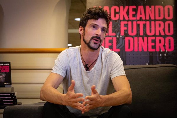 El activista Brett Scott propone pagar en efectivo para huir de la 