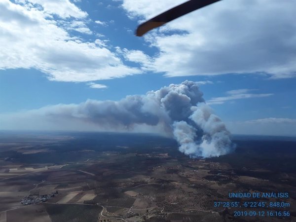 Controlado el incendio de Paterna (Huelva) donde continúan las labores de extinción con 18 bomberos