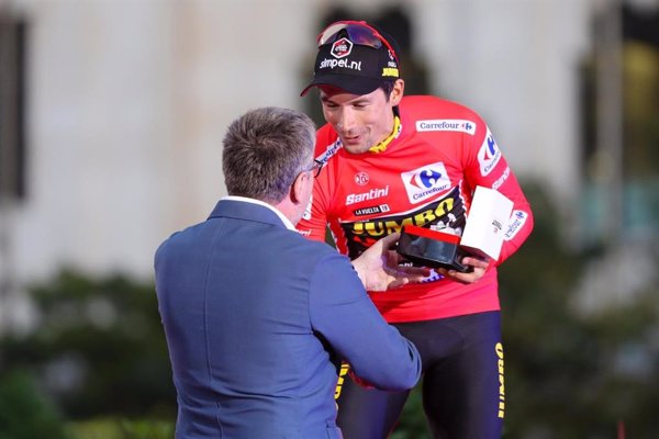 Primoz Roglic recibe su reloj Tissot como ganador de La Vuelta a España